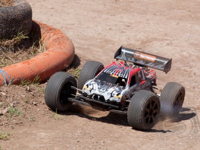TROPHY 4,6 Truggy RTR s 2,4GHz RC soupravou