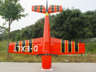 107" Extra 300 scale 35% (2 700 mm) 100ccm (červeno/černo/stříbrno/bílá)