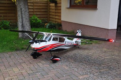 180" Decathlon scale 47% (4 580 mm) 170ccm (bílo/černo/červená)