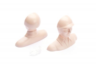 Závodní pilot 1/6, výška 67mm, šířka 78mm, nemalovaný