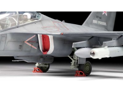 Zvezda 4818 YAK-130 1:48