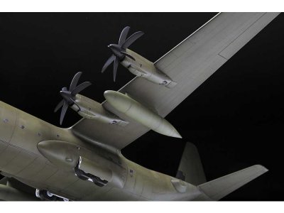 Zvezda 7324 C-130 J-30 1:72