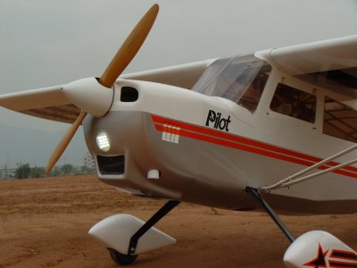 Decathlon scale 32% (3 100 mm) 80cc (stříbrno/černá)