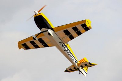 78" Extra 330LX 1980mm 35cc Žlutá s Pruhy