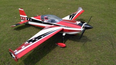 125" Extra 300 V4 - červená/černá/bílá 3,35m