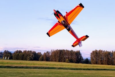 104" Extra 300 V2 - Červená/Modrá/Žlutá 2,64m