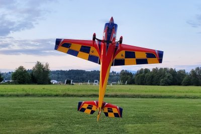 104" Extra 300 V2 - Červená/Modrá/Žlutá 2,64m
