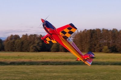 104" Extra 300 V2 - Červená/Modrá/Žlutá 2,64m