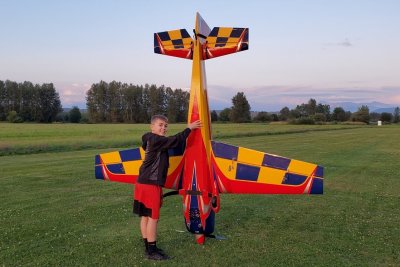 104" Extra 300 V2 - Červená/Modrá/Žlutá 2,64m