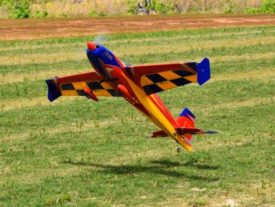 48" Extra 300 EXP V2 - Červená/Modrá/Žlutá 1,21m