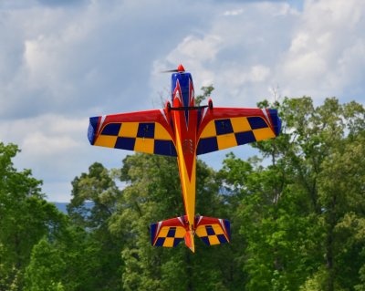 48" Extra 300 EXP V2 - Červená/Modrá/Žlutá 1,21m