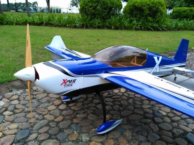 52" Extra 300 - Modrá/Bílá 1,32m