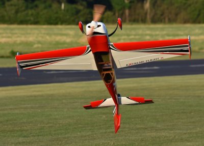 52" Extra 300 - Červená/Bílá 1,32m