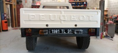 Čirá karoserie PEUGEOT 504 včetně příslušenství, licencovaná, 313mm