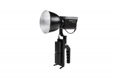 Nanlite Forza 60B s držákem baterií a Bowens adaptérem