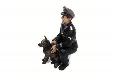 1/16 klečící německý plukovník Otto Paetsch se psem z 2 sv. války, ručně malovaný