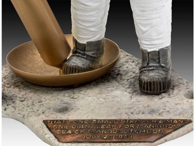 Revell Apollo 11 - Astronauti na Měsíci (1:8) (Giftset)