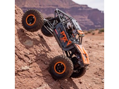 Axial Capra 1:18 4WD RTR šedá